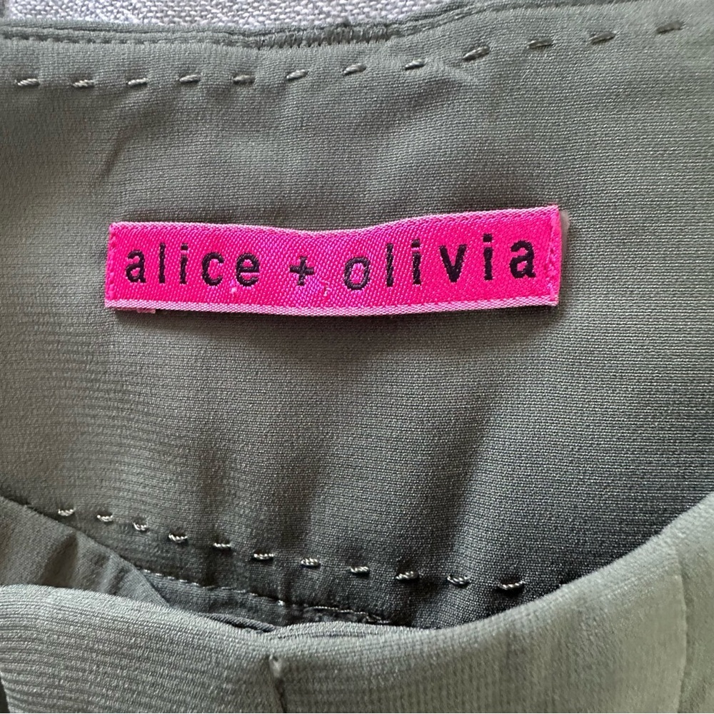 Alice + Olivia Women's Pleated Green Micro Shorts Size 4? - Picture 3 of 5